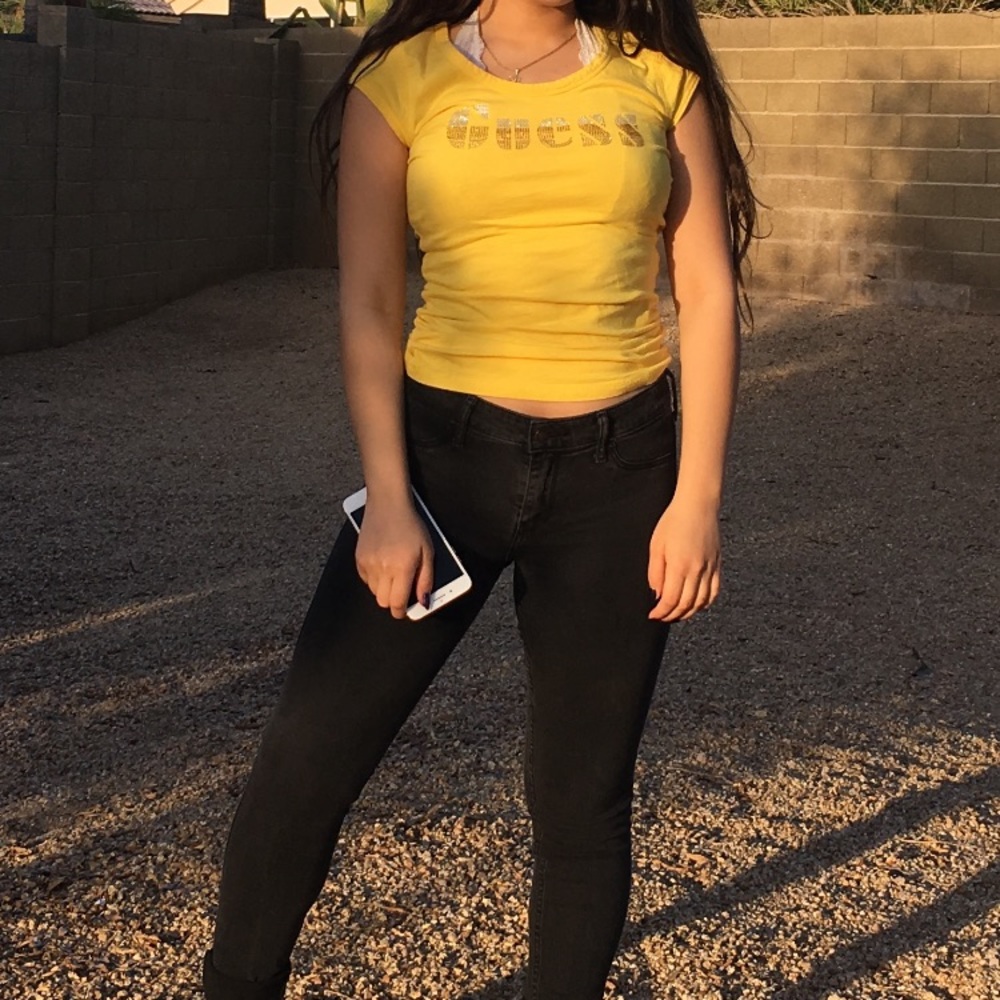 Yellow Guess top! 😍
